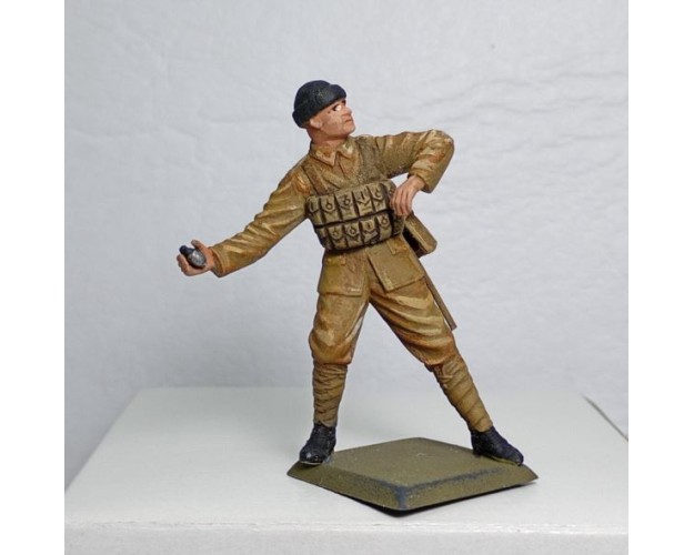 Infante británico IGM lanzando granada