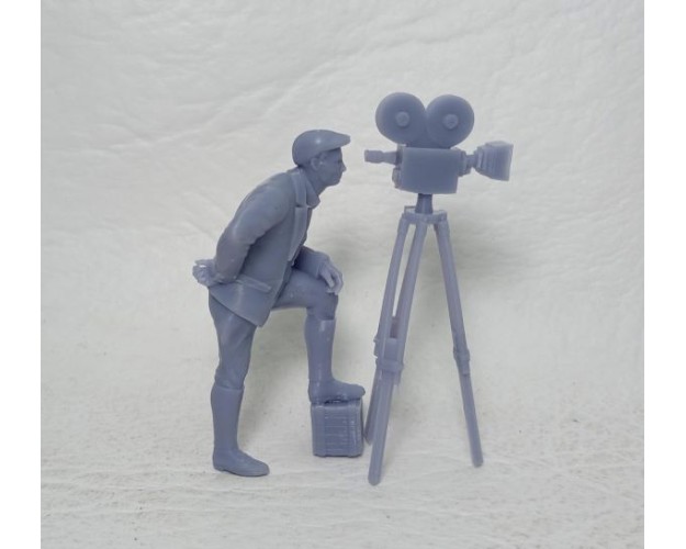 Camarógrafo con trípode.