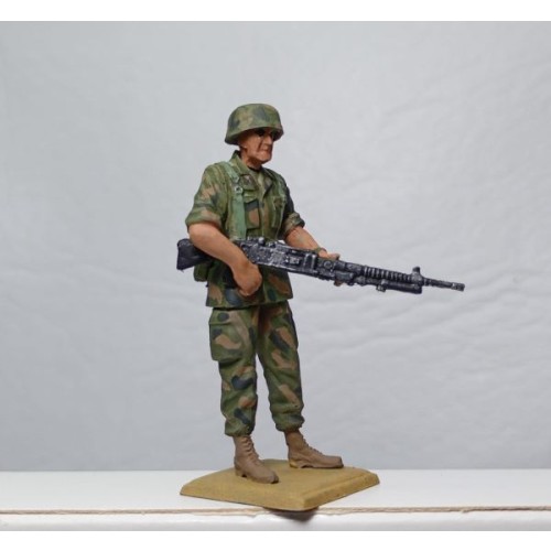 Soldado moderno con ametralladora pesada