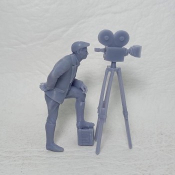 Camarógrafo con trípode.